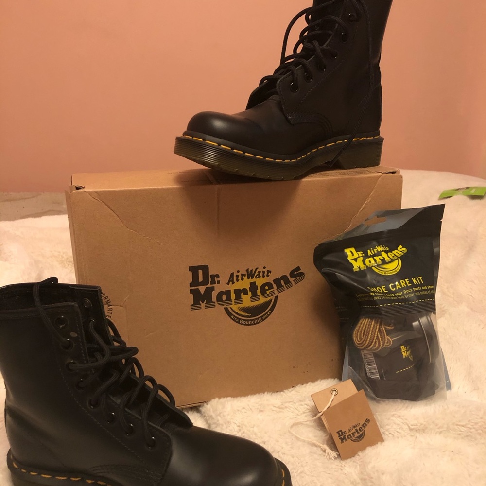 NWT 1460 Women’s Dr. Martens and Care Kit